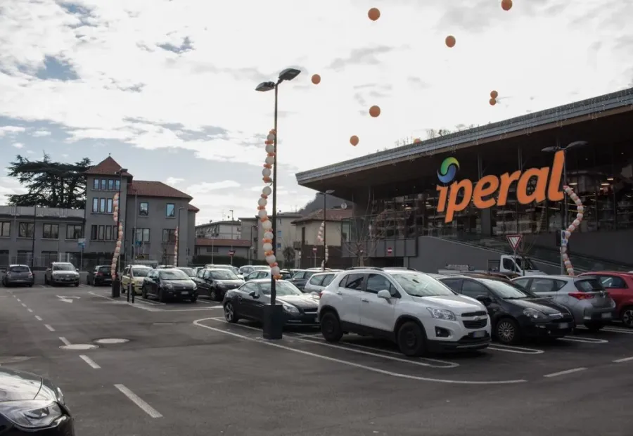 Demolizione di fabbricati esistenti e nuova costruzione di edificio commerciale.