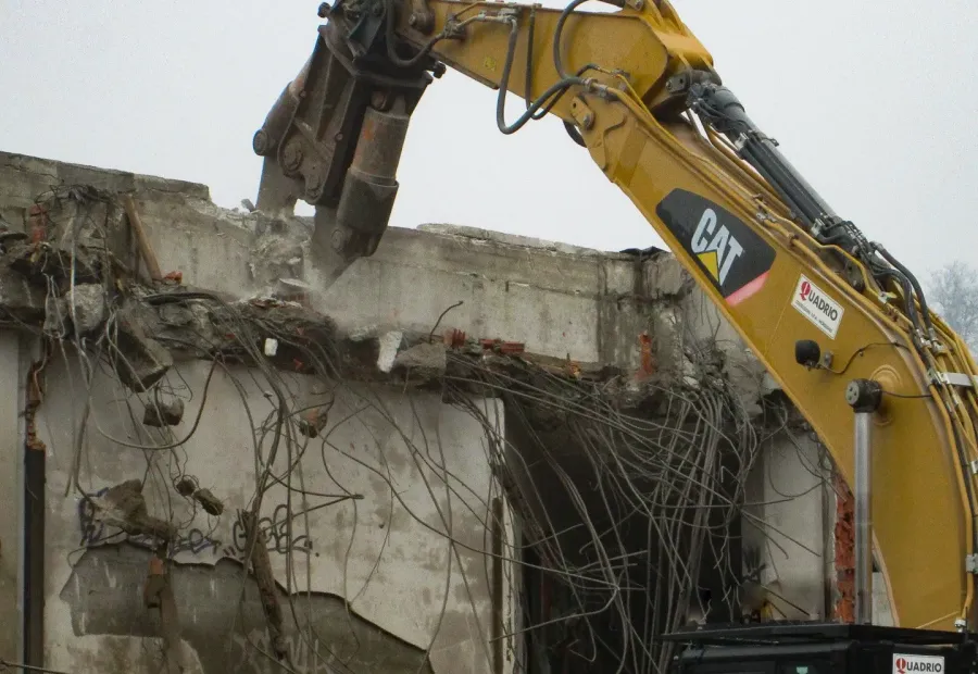 Demolizione di fabbricati esistenti e nuova costruzione di edificio commerciale.