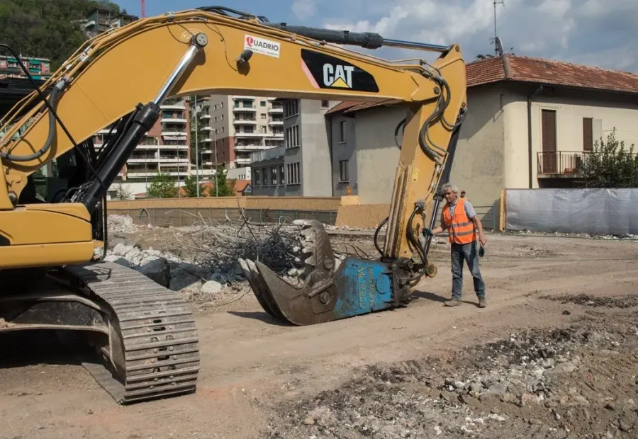 Demolizione di fabbricati esistenti e nuova costruzione di edificio commerciale.