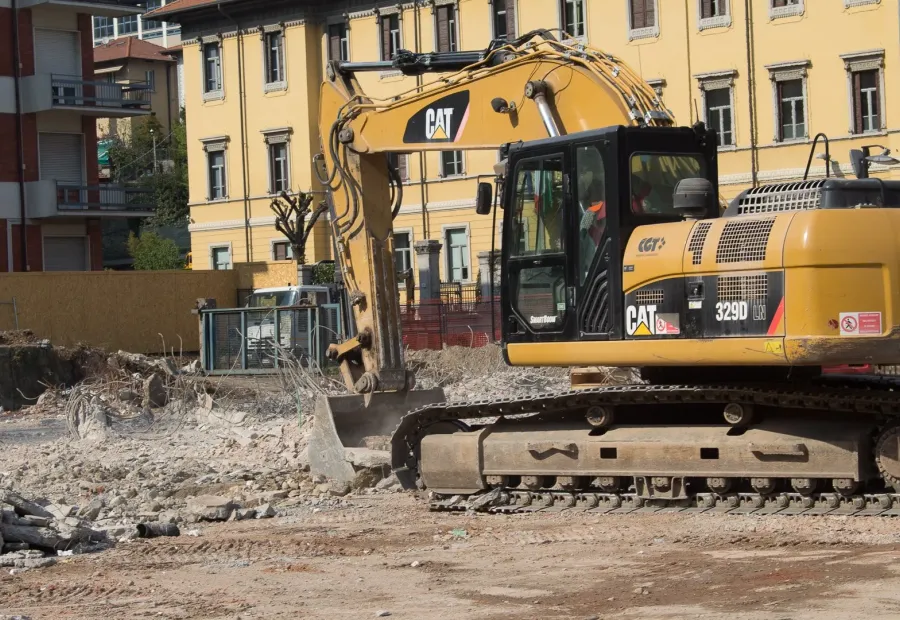 Demolizione di fabbricati esistenti e nuova costruzione di edificio commerciale.