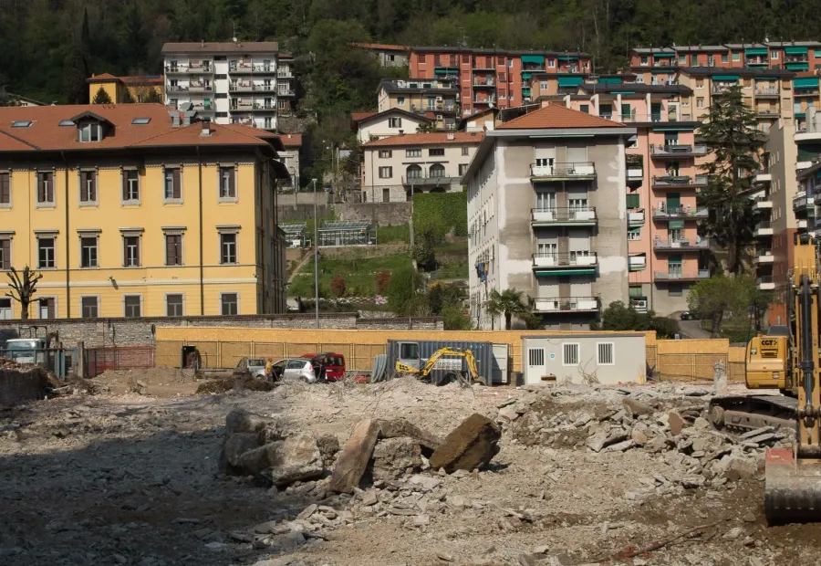 Demolizione di fabbricati esistenti e nuova costruzione di edificio commerciale.