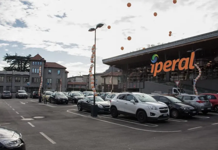 Demolizione di fabbricati esistenti e nuova costruzione di edificio commerciale.