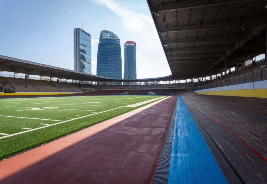 velodromo vigorelli campo e palazzi i n sfondo