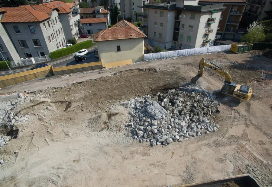 Demolizione di fabbricati esistenti e nuova costruzione di edificio commerciale.