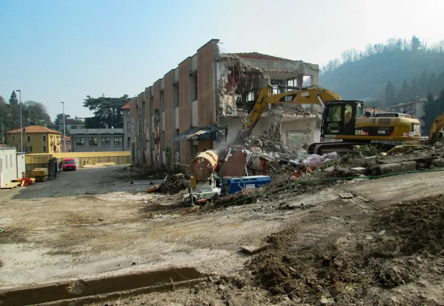Demolizione di fabbricati esistenti e nuova costruzione di edificio commerciale.