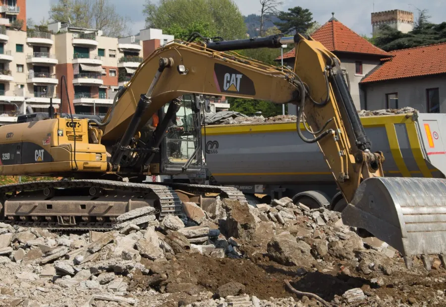 Demolizione di fabbricati esistenti e nuova costruzione di edificio commerciale.