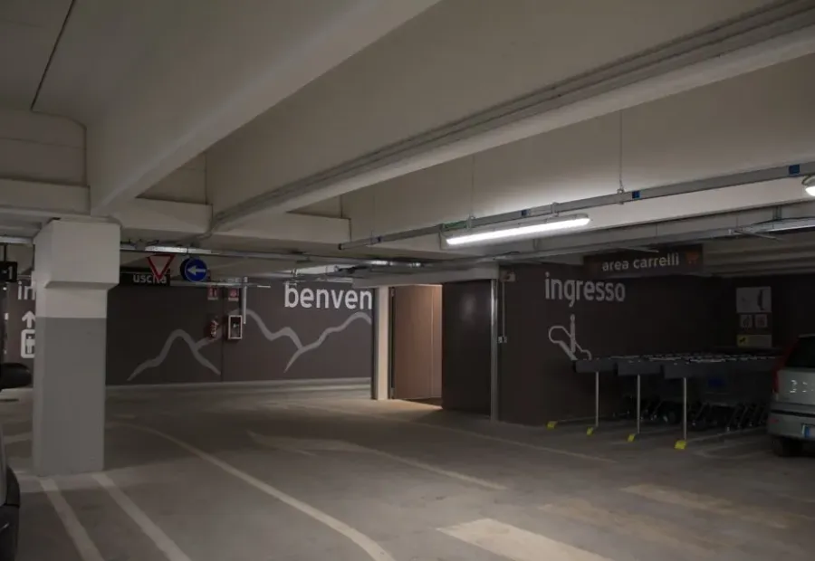 Demolizione di fabbricati esistenti e nuova costruzione di edificio commerciale.