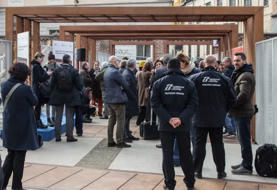 Il nuovo attraversamento ciclopedonale consente di unire direttamente due porzioni di tessuto urbano poste ai lati est ed ovest dell’ambito ferroviario di Porta Genova, con unione delle vie Tortona / Voghera con le vie Ventimiglia / Bobbio. Tale attraversamento si motiva con il forte valore strategico ed economico di questa parte di città per la significativa presenza di attività legate ai principali marchi di moda italiani, oltre a locali e attività di ristorazione di grande livello. Il collegamento, interamente realizzato in acciaio corten, ha una lunghezza di circa 30 metri per una larghezza di 5. Il progetto e la sua realizzazione sono stati condivisi e approvati dalla Soprintendenza Archeologia, belle arti e paesaggio per la città di Milano e dal Comune di Milano. L’opera è stata realizzata in soli 42 giorni lavorativi, vedendo impiegate oltre 20 maestranze altamente specializzate, interamente coordinate dall’impresa Quadrio Costruzioni SPA.