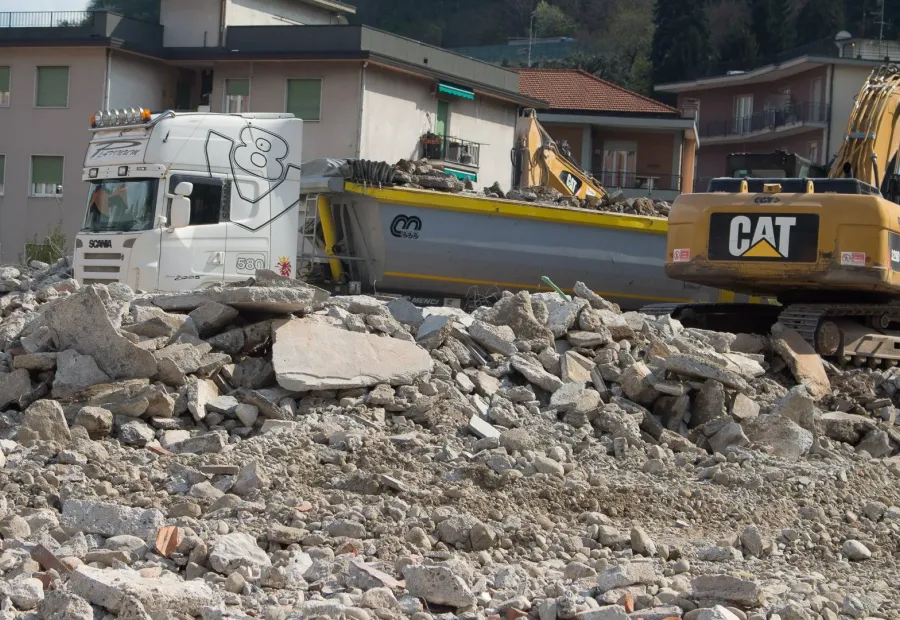 Demolizione di fabbricati esistenti e nuova costruzione di edificio commerciale.