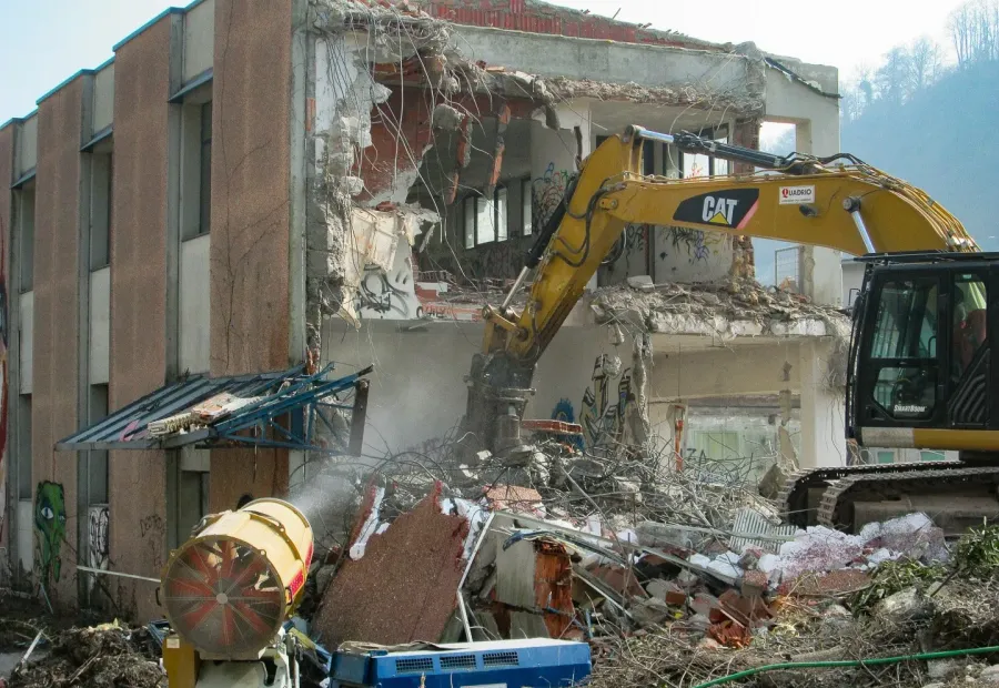 Demolizione di fabbricati esistenti e nuova costruzione di edificio commerciale.