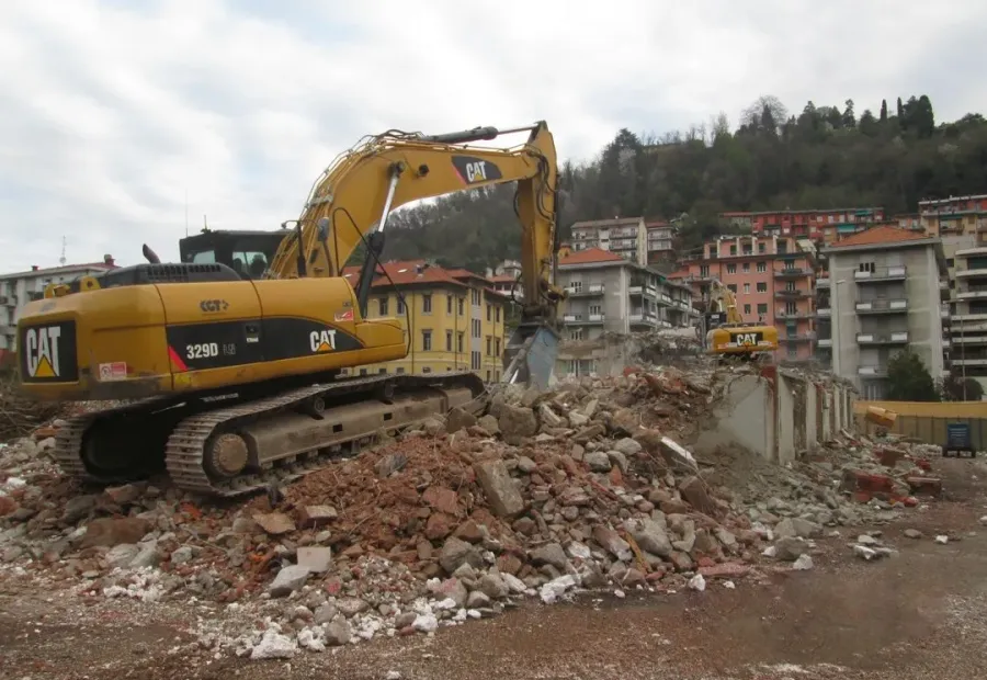 Demolizione di fabbricati esistenti e nuova costruzione di edificio commerciale.