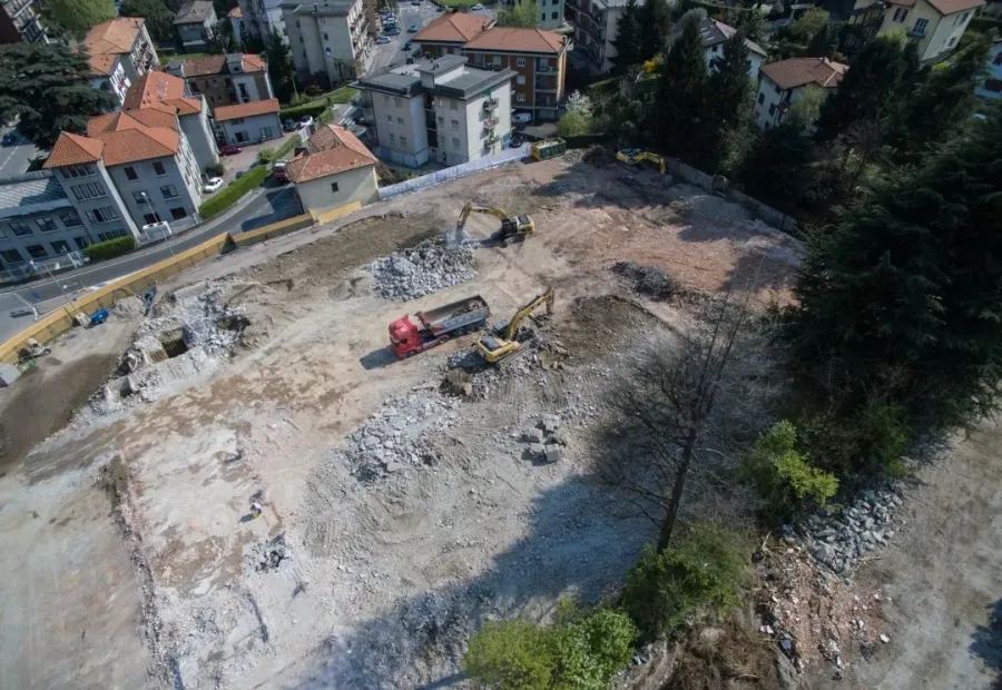 Demolizione di fabbricati esistenti e nuova costruzione di edificio commerciale.
