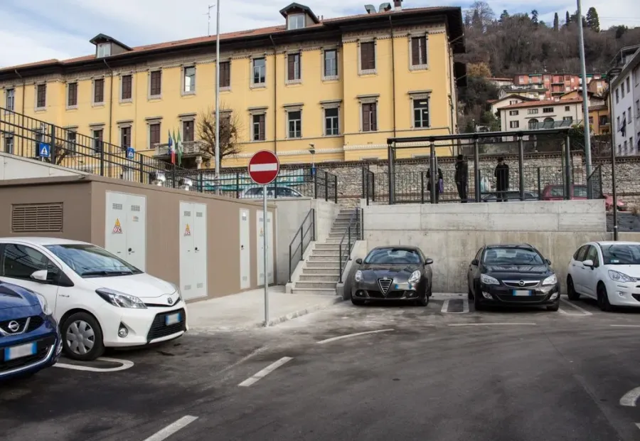 Demolizione di fabbricati esistenti e nuova costruzione di edificio commerciale.